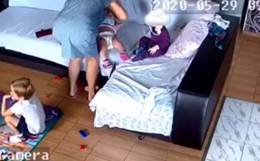 Zatrašujući video: Vaspitačica snimljena kako davi bebu