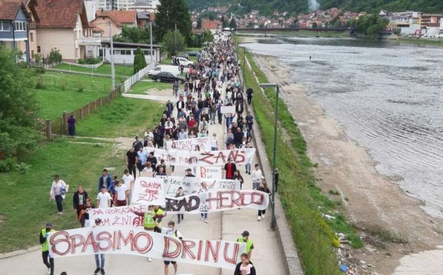"Obala je pusta, bura se sprema": Goraždani izašli na protest zbog zida na Drini