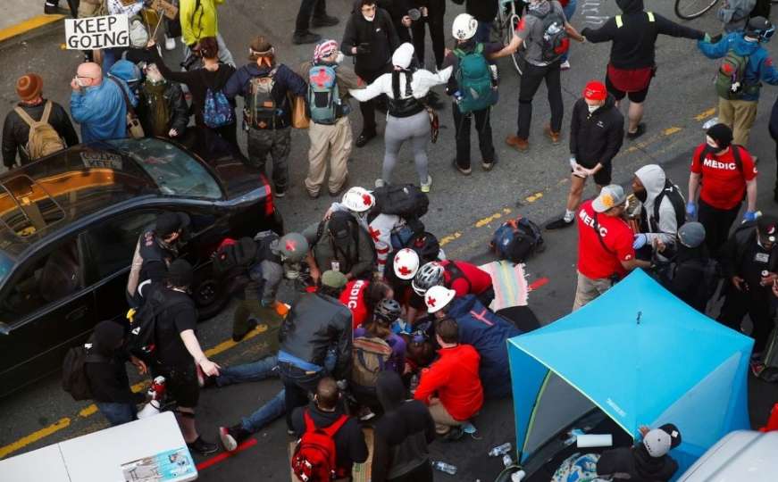 Napad u Seattleu: Automobilom se zaletio na okupljene pa izvadio pištolj i zapucao