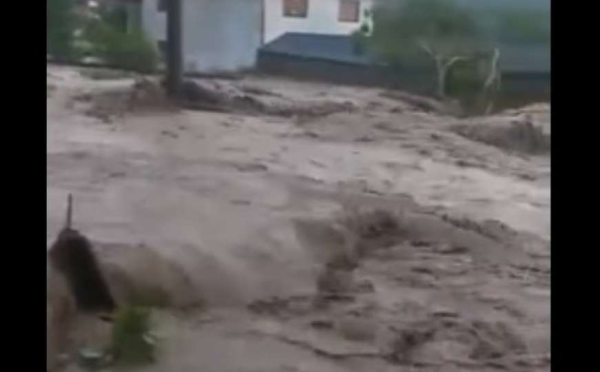 Nevjerovatan snimak iz Gnojnice: Pogledajte kako je voda nosila sve pred sobom