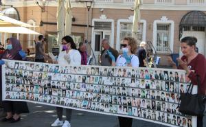Mirni mimohod majki Srebrenice: Iščekuju vijesti o identifikacijama nedužno ubijenih