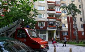 Drama: Vatrogasci na peti sprat ušli preko balkona i spasili dijete 