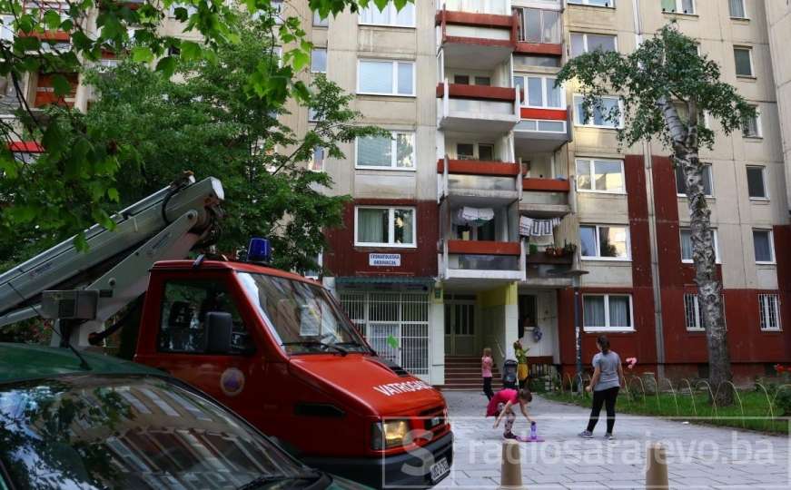 Drama: Vatrogasci na peti sprat ušli preko balkona i spasili dijete 