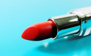 Kome pristaje, kome ne: Divan je i prekrasan, ali crveni ruž ima dobre i loše strane