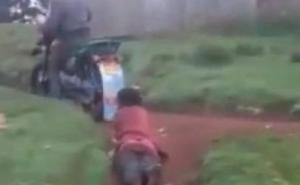 Brutalan događaj izazvao bijes: Policajci ženu zavezali za motor i vukli je