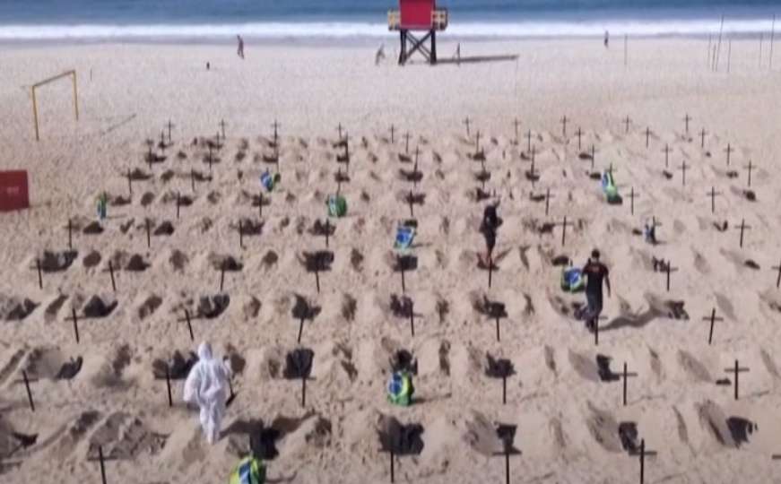 Na najpoznatijoj plaži na svijetu osvanulo 100 grobova s crnim križevima