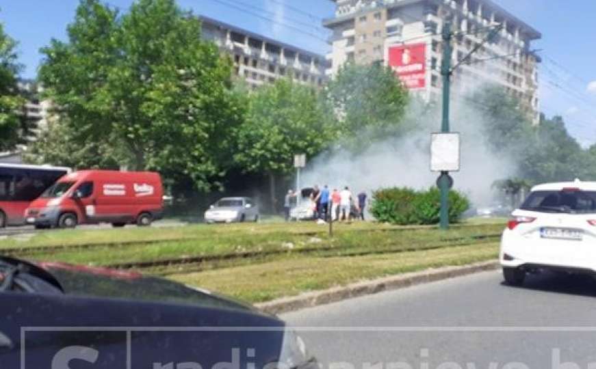 Na glavnoj cesti u Sarajevu: Zapalio se automobil u vožnji
