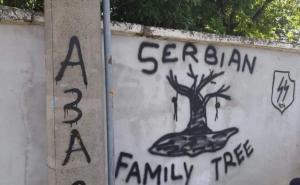 Poruke mržnje: Grafit s ljudima obješenim o drvo uz opis "srpsko porodično stablo"