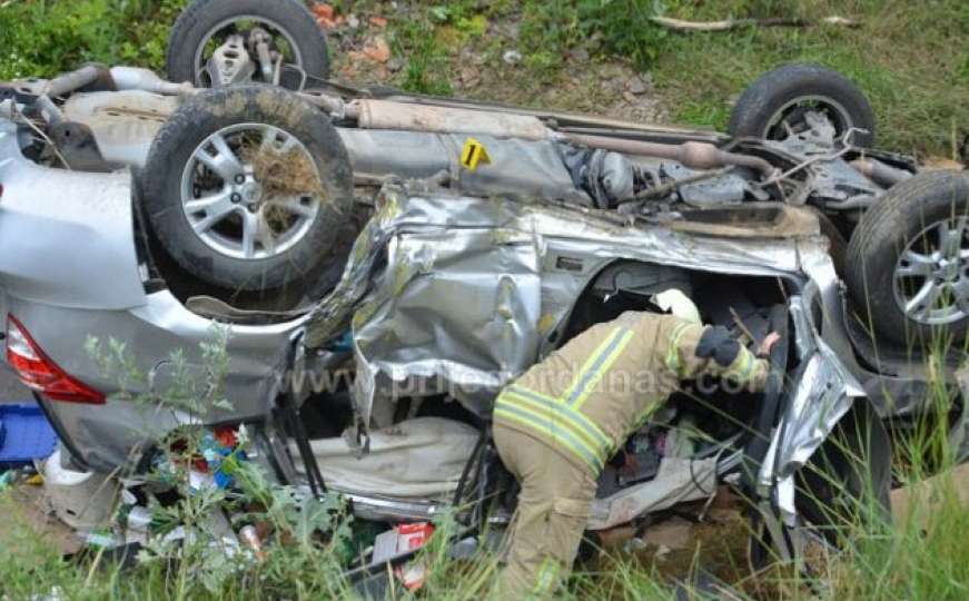 Teška saobraćajka u BiH: Toyota na krovu, ima povrijeđenih