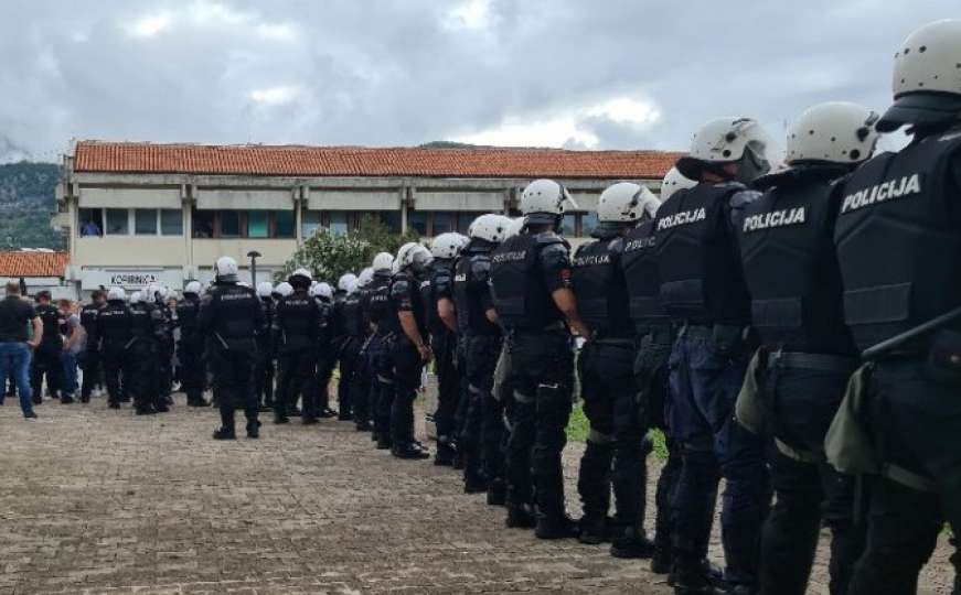 Policiji skandiraju "Ustaše, ustaše": Objavljeni snimci hapšenja u Budvi