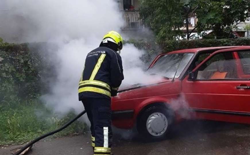 Drama u BiH: Zapalio se Golf 2, gasila ga četiri vatrogasca