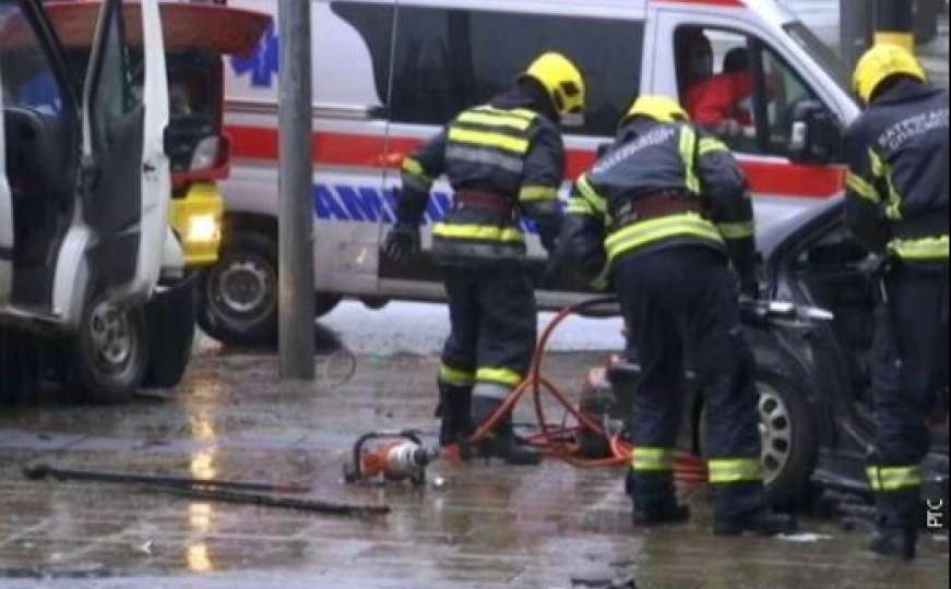 Snimak stravične nesreće u Beogradu: Vatrogasci izvlačili zarobljenu osobu u vozilu