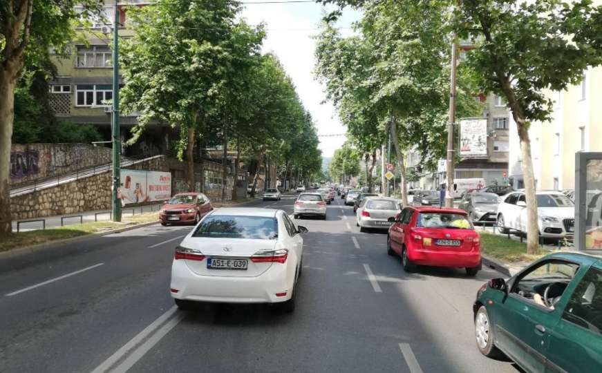 Eksplozija u Alipašinoj ulici u Sarajevu, oštećena kuća i automobili
