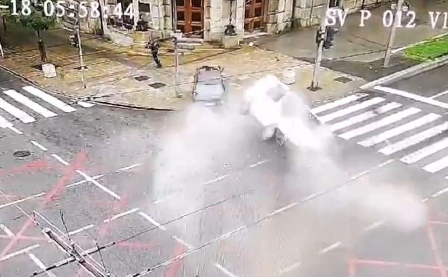 Pojavio se snimak stravične nesreće u Beogradu: Trenutak kad BMW udara u kombi