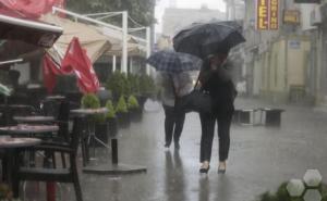 Snažna oluja pogodila Mostar: Razbacane terase, poplavljene ceste, odron...