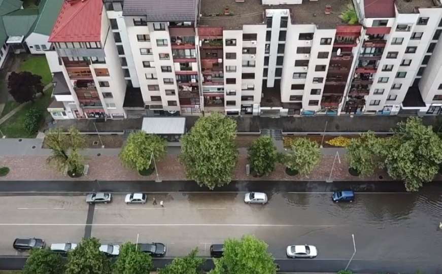 Neviđeno olujno nevrijeme u BiH: Bujice vode tekle centrom grada