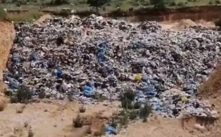 Sramotan prizor iz Stoca: Vlast odlaže smeće na arheološko nalazište! 