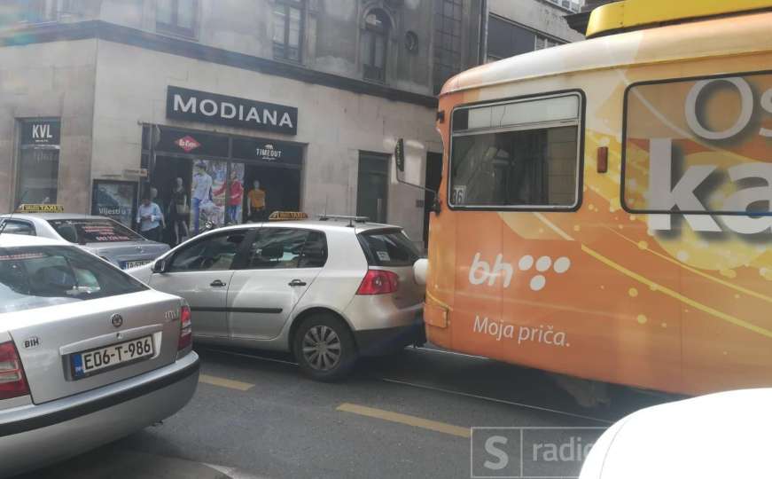Sudar tramvaja i automobila kod Vječne vatre, ima povrijeđenih