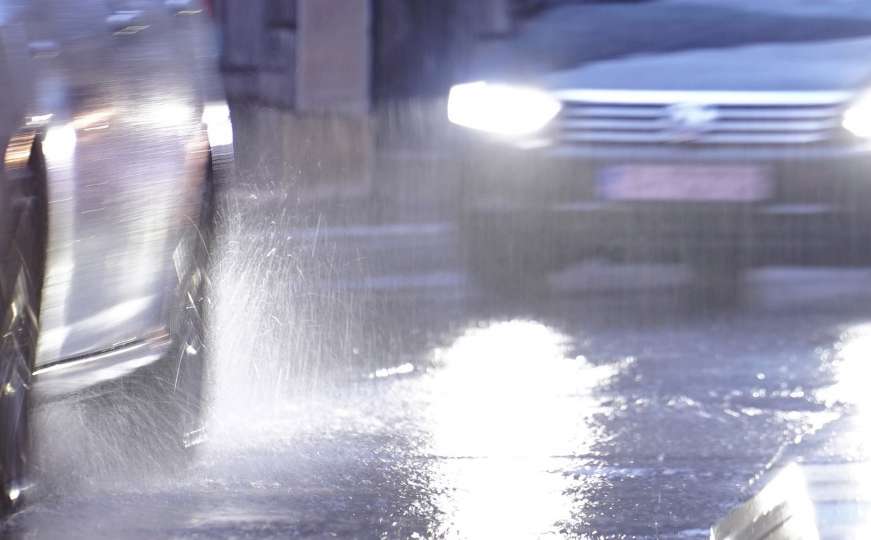 Informacija iz BIHAMK-a: Usporen saobraćaj zbog kiše širom BiH