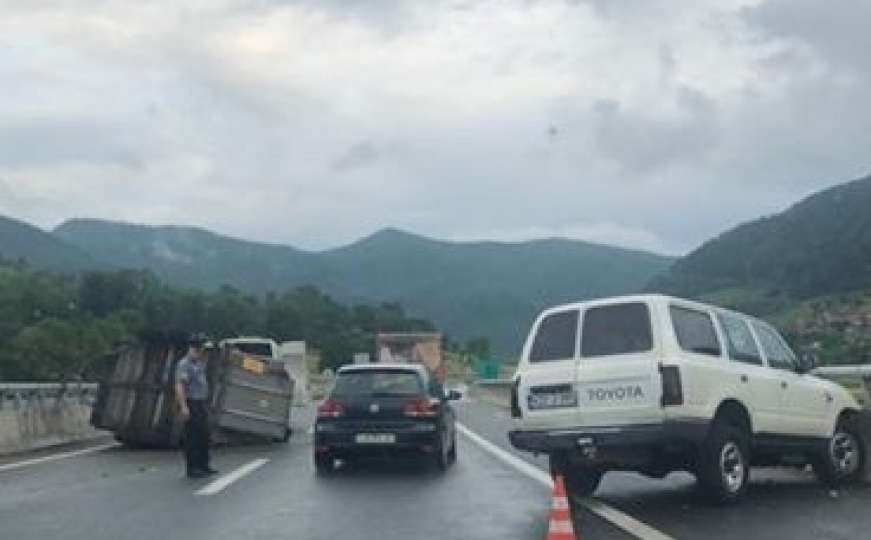 Nesreća na autoputu Sarajevo - Zenica: Prevrnula se prikolica u kojoj je bila krava 