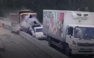 Snimak stravičnog udesa u Rusiji: Kamion udario kolonu vozila, ima poginulih
