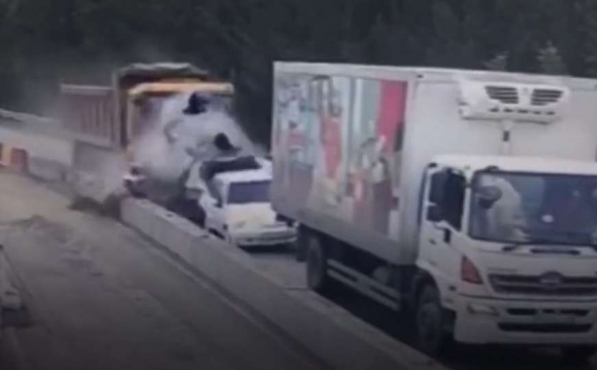 Snimak stravičnog udesa u Rusiji: Kamion udario kolonu vozila, ima poginulih