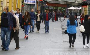 Prvi dan ljeta na ulicama Sarajeva: Kišobrani, jakne i maske