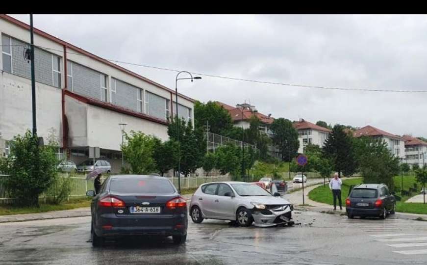 Frontalni sudar dva automobila u Sarajevu, odvijanje saobraćaja usporeno