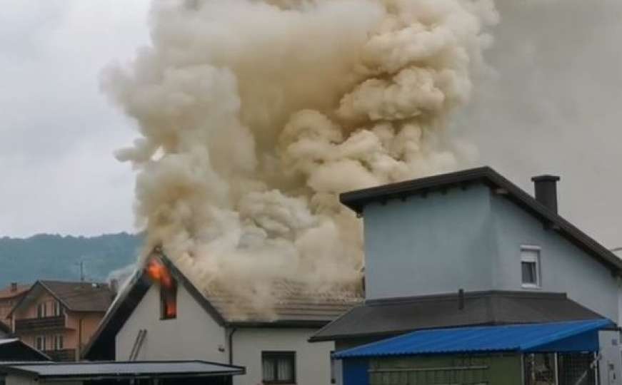 Strahovit požar kod Kiseljaka: Gori porodična kuća, vatrogasci na terenu 