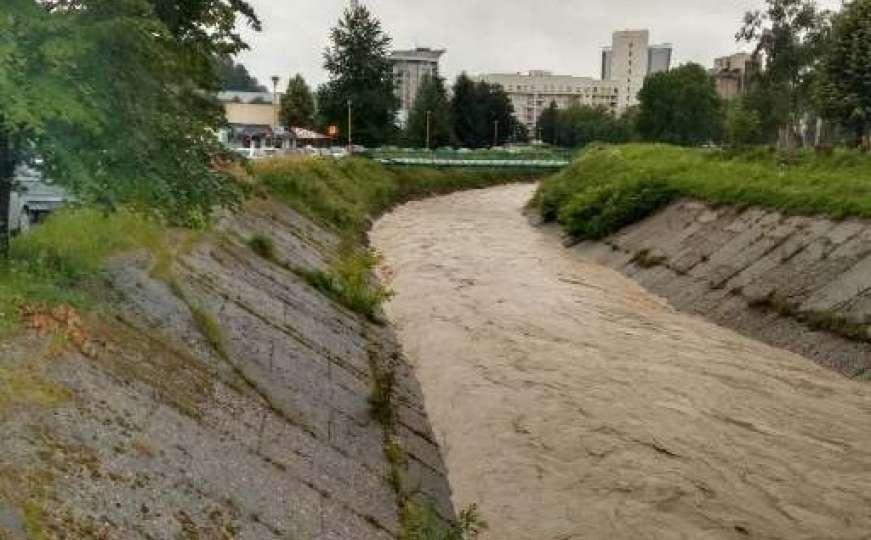 Tuzla proglasila stanje prirodne nesreće zbog poplava i klizišta