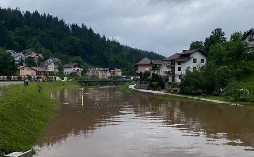 U općini Olovo se mašinama i vrećama za pijesak odbranili od poplava! 