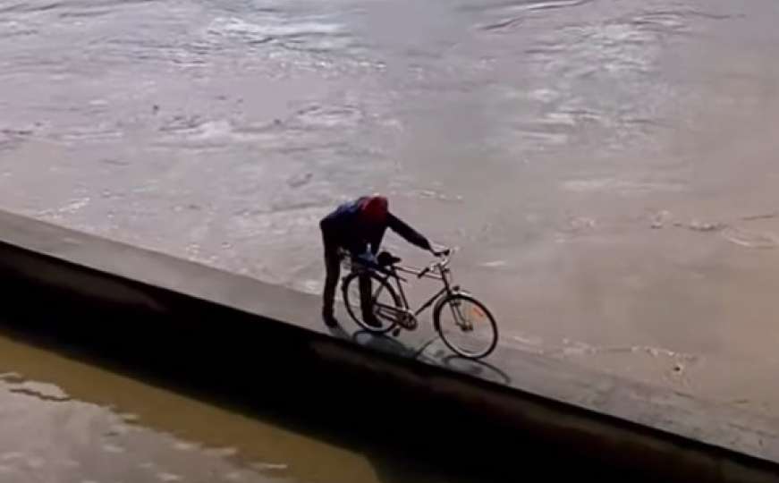 Biciklom usred poplave? Za ovog hrabrog Bosanca to nije problem