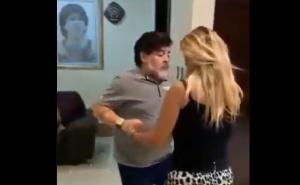 Maradonin prljavi ples: Igrao s bivšom pa pokazao stražnjicu
