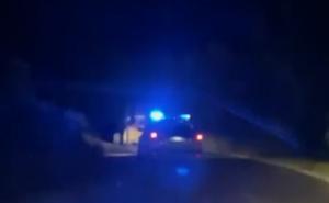 Nevjerovatna potjera: Ukrao traktor, udario policijski auto, pa pobjegao