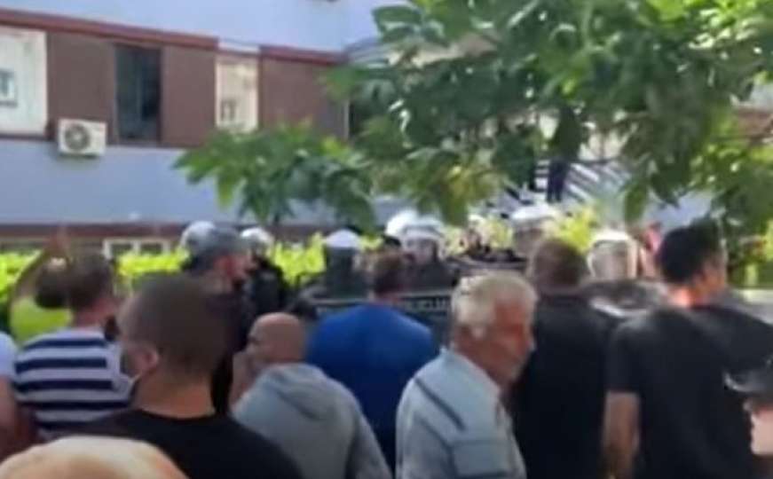 Neredi u Budvi: Policija bacila suzavac, Bulatovića gađali jajima i pljuvali