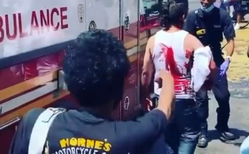 Jezive scene iz New Yorka: Muškarac hodao ulicom s nožem u glavi