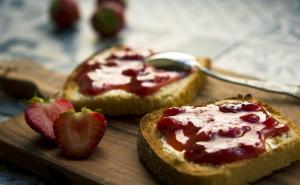 Neodoljivi doručak: Pohovani hljeb s jagodama s preukusnim punjenjem