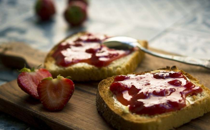 Neodoljivi doručak: Pohovani hljeb s jagodama s preukusnim punjenjem