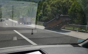 Teška nesreća na autoputu kod Kaknja: Dvije osobe povrijeđene
