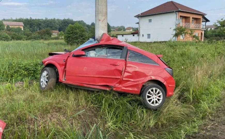 Nova nesreća u BiH: Opelom udario u banderu, gotovo prepolovio auto