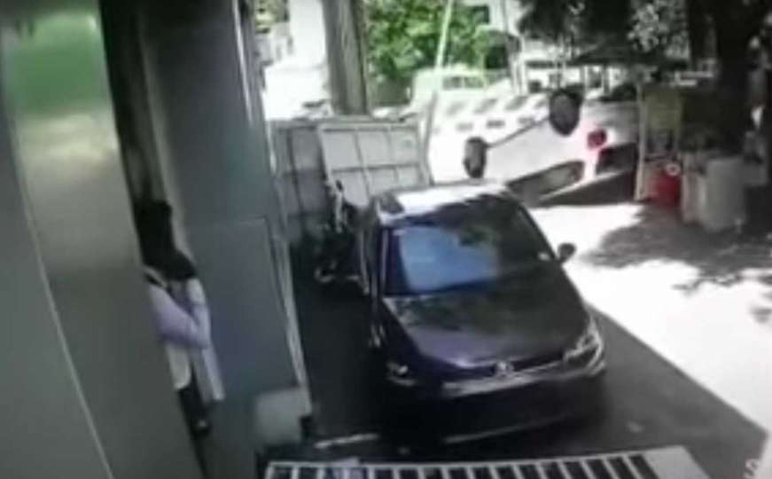 Video postao viralan: Nije ni izašao iz auto salona, a uspio je završiti na krovu
