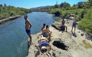 Oprezno, ljudi: Kupanje u Neretvi kod Mostara nije preporučljivo!