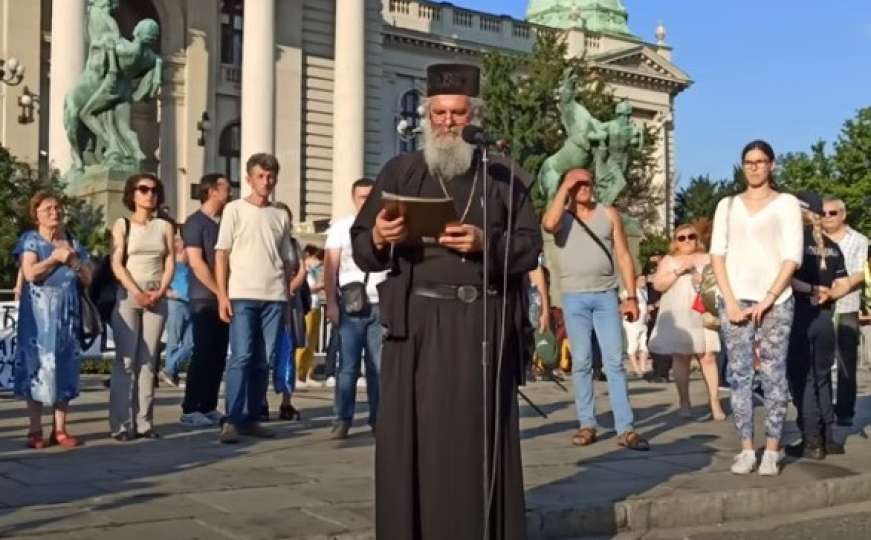 Srbijanski monah: Hoće da nas dotuku čipovanjem, čak i muslimane naseljavaju