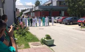 Ljekari u Novom Pazaru okrenuli leđa premijerki Brnabić i ministru Lončaru 