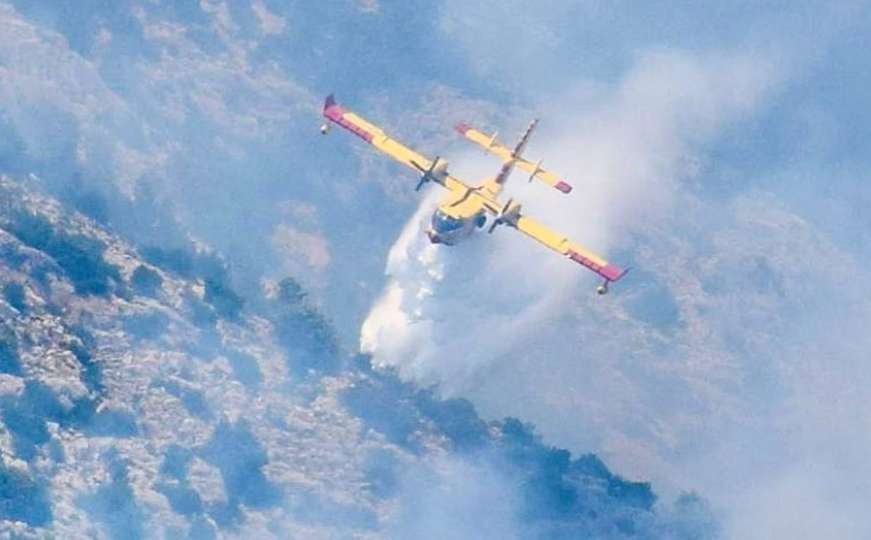 Požar na Pelješcu: Tri kanadera gase vatru, turisti u panici