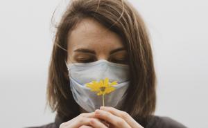 Gubitak čula mirisa i okusa je jedan od simptoma infekcije COVID-19