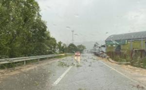 Nevrijeme stiglo u BiH: Vjetar lomi grane, voda prekrila cestu