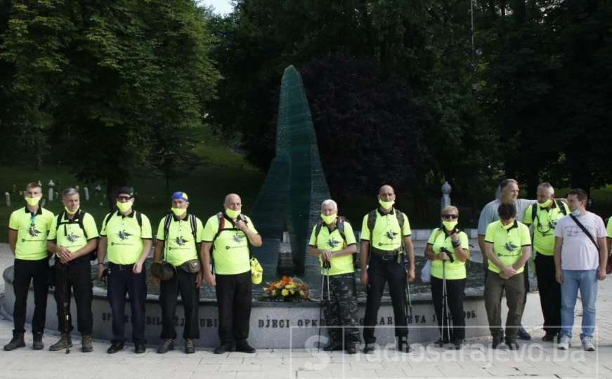 Iz Sarajeva krenuo "Marš mira": Odavanje počasti na 25. godišnjicu genocida 