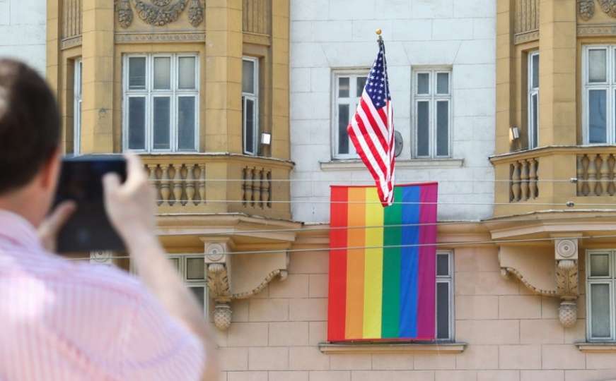 Putin prokomentirao zastavu s duginim bojama na ambasadi SAD-a