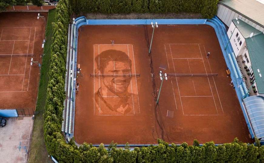 Kakvo umjetničko djelo: Na šljaci teniskog terena nacrtao portret Novaka Đokovića
